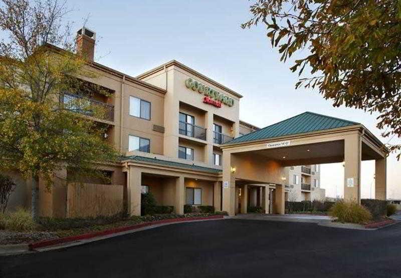 Courtyard By Marriott Tulsa Central Экстерьер фото