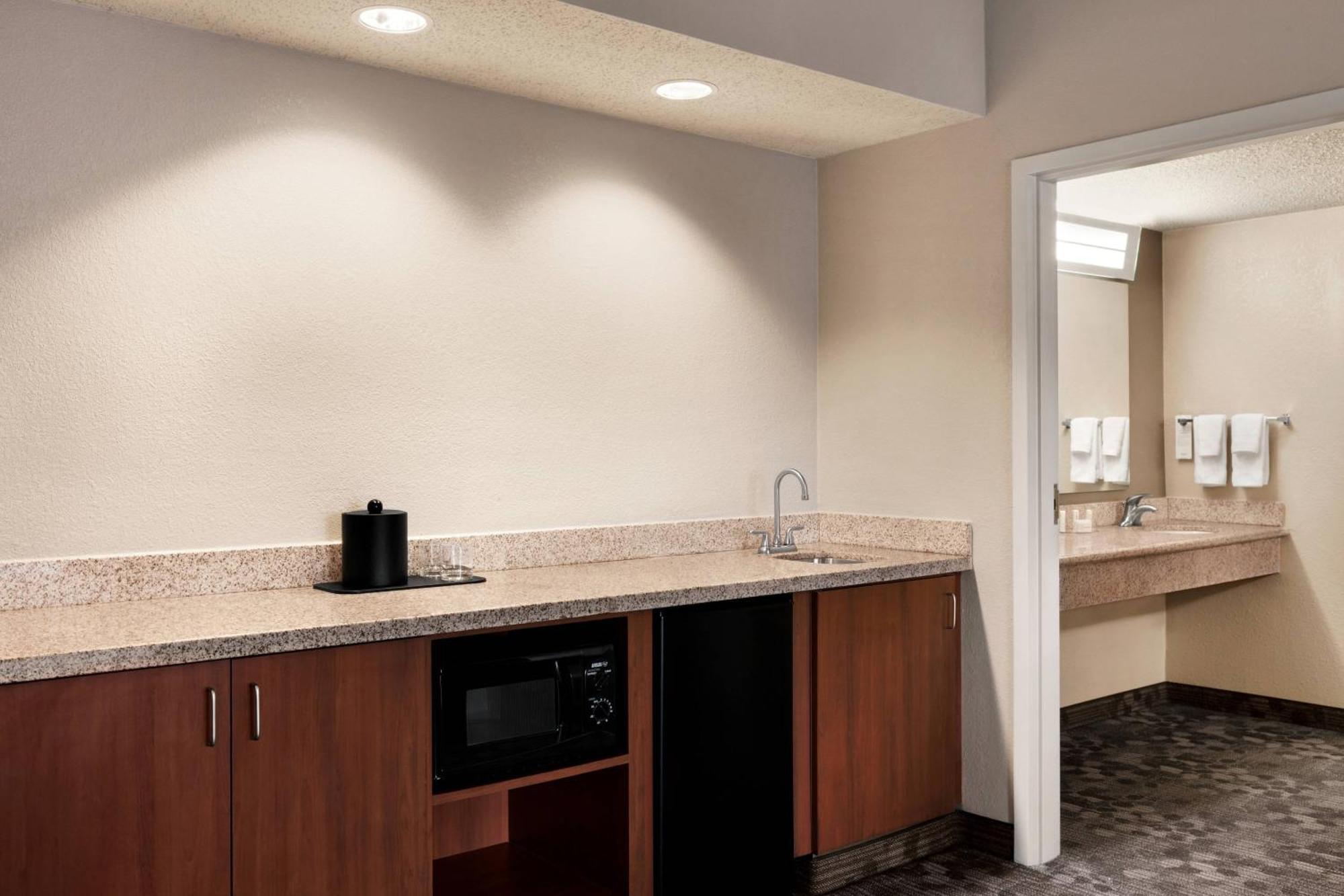Courtyard By Marriott Tulsa Central Экстерьер фото